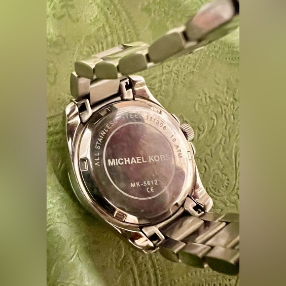 Michael Kors Women's MK5612 Blair Analog Display Analog Quartz Silver Watch - Picture 9 of 16